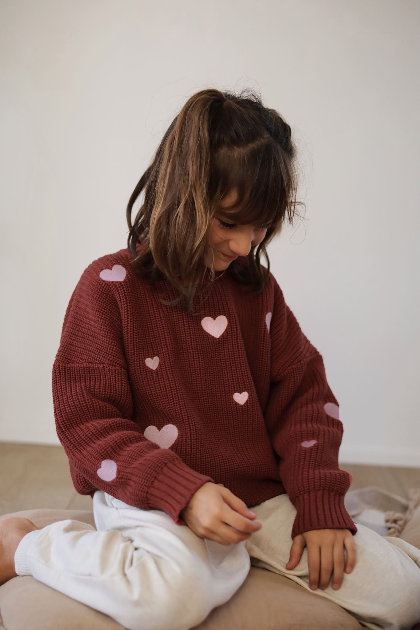BELLE knit w. embroidered hearts - Bordeaux w. embroidered puppy pink hearts